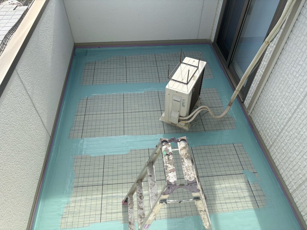 【ベランダ防水】<br />
自着シート貼り付け<br />
（既存の下地との隙間を作ってくれる通気性能シートになります。）